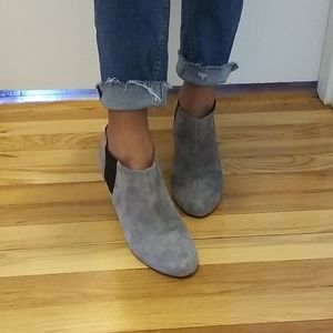2 for 15$ BCBG grey suede booties!